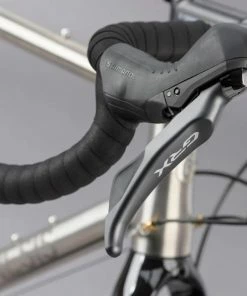 Genesis Bike Vélo Gravel Genesis Croix De Fer Titane Gris - 2022 -VTT Electrique Boutique velo gravel genesis croix de fer titane gris 2022 2